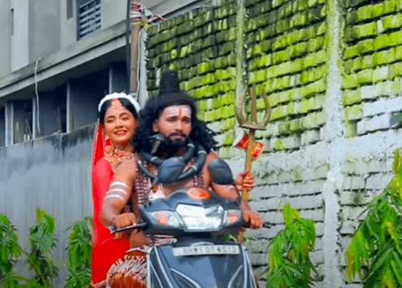 Bhojpuri Sawan Song: सावन में ‘कीनब स्कूटी गौरा’ खूब देखा जा रहा, देखें खेसारी का नया गाना… VIDEO