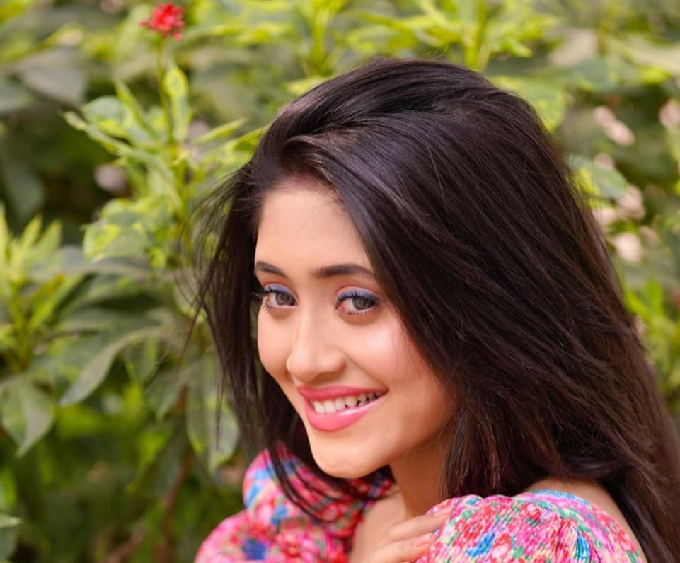 ‘ये रिश्ता क्या कहलाता है’ की नायरा ने लेटेस्ट फोटोज से फैंस पर चलाया जादू, फ्लोरल ड्रेस में दिखी खूबसूरत