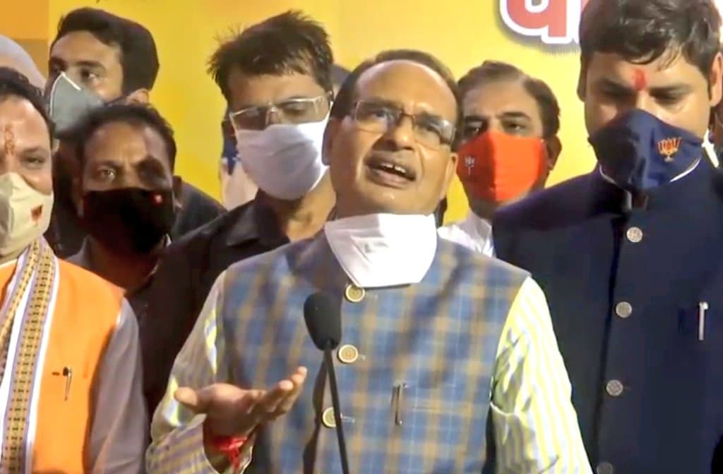 MP Political Crisis Updates : शिवराज ने राज्यपाल से मिलकर की विस अध्यक्ष की शिकायत, कहा – नीतिगत फैसला लेने से रोकें