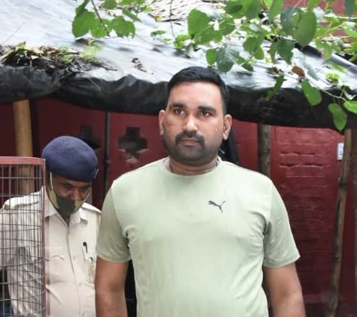 झारखंड में BJP नेता सतीश सिंह हत्याकांड के मुख्य आरोपी गांधी ने CJM कोर्ट में किया सरेंडर