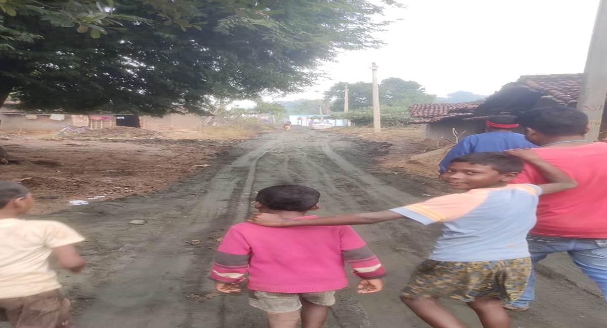Jharkhand News : जर्जर सड़क पर चलना हुआ मुश्किल, तो श्रमदान से की मरम्मत, गांव के अधिकारियों ने की ऐसे मदद