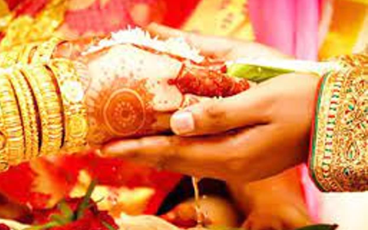 Barabanki News: डांस करने के चक्कर में दो गुटों में विवाद, जमकर चली लाठियां, एक की मौत और कई घायल Barabanki News: डांस करने के चक्कर में दो गुटों में विवाद, जमकर चली लाठियां, एक की मौत और कई घायल