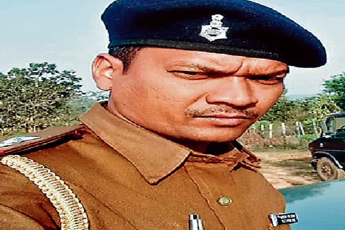 झारखंड पुलिस में रहकर नक्सलियों से दोस्ती पड़ी महंगी, करता था जानकारी लीक, अब हुआ बर्खास्त