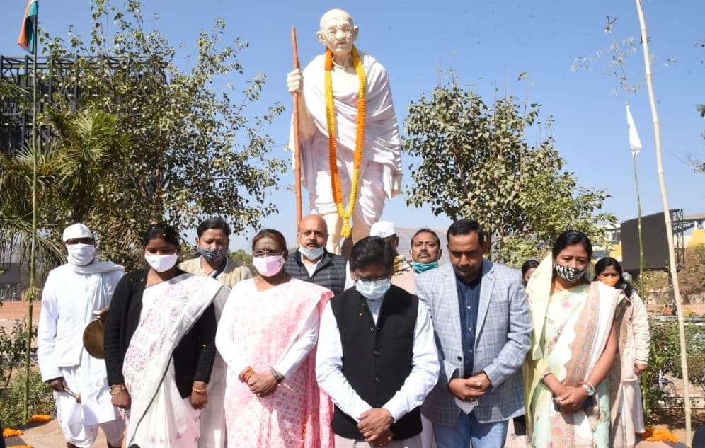 Mahatma Gandhi Death Anniversary : महात्मा गांधी की पुण्यतिथि पर झारखंड की राज्यपाल द्रौपदी मुर्मू व सीएम हेमंत सोरेन ने दी श्रद्धांजलि