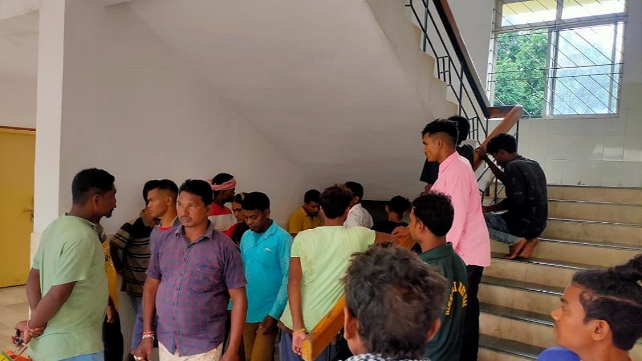 Weather News : झारखंड में आसमान से बरसी मौत, पेड़ के नीचे खड़े दो लोगों ने वज्रपात से तोड़ा दम, एक घायल