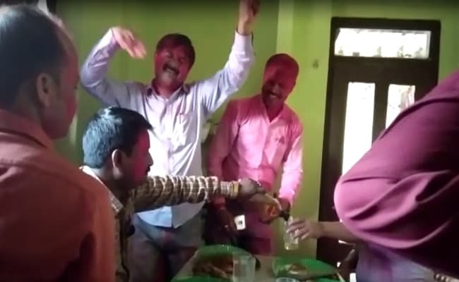 ‘ड्राई स्टेट’ बिहार में शराब के पैग के साथ जश्न मनाते वीडियो वायरल, दो गिरफ्तार