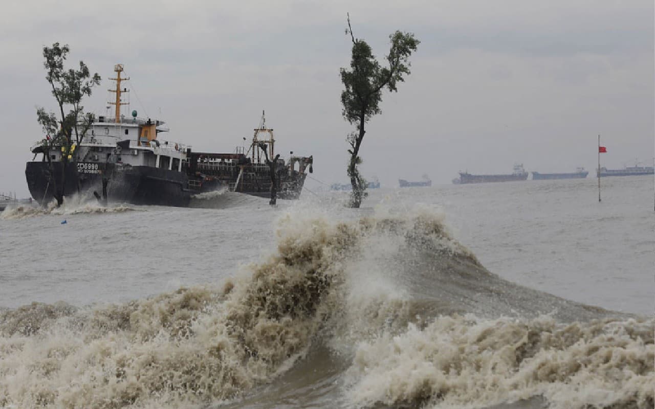 फनी से लेकर सितरंग चक्रवात ने बांग्लादेश में मचाई भारी तबाही, 7 लोगों की हुई मौत, मेघालय में हाई अलर्ट