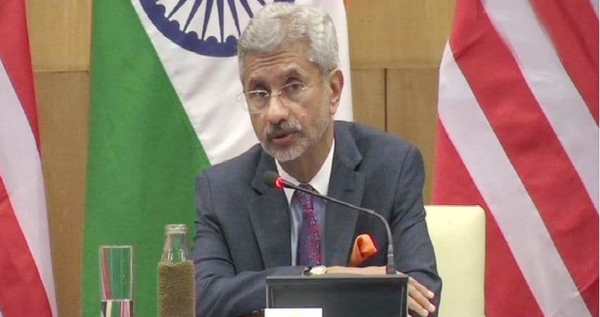 Corona Virus outbreak : कुआलालंपुर हवाई अड्डे पर फंसे 300 भारतीय, कहा - कोरोना के कहर से बचाय मोदी सरकार