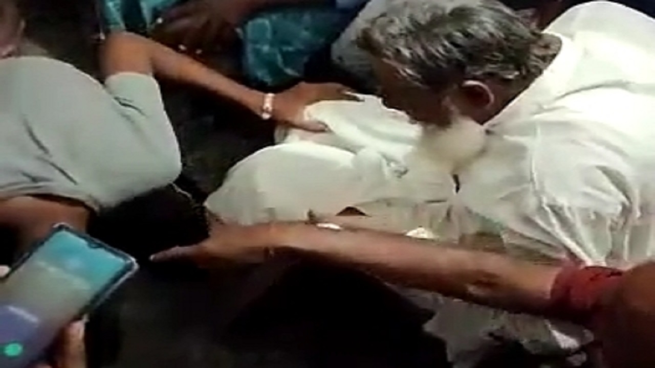 Bihar: समस्तीपुर में प्रेमी को मिली तालिबानी सजा, जमीन पर पांच बार थूक चटवाया