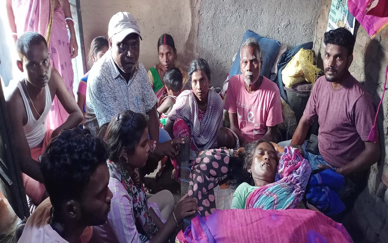 Jharkhand News : झारखंड में जमीन पर सो रही महिला को सांप ने डंसा, झाड़-फूंक में गयी जान, ये बरतें सावधानी