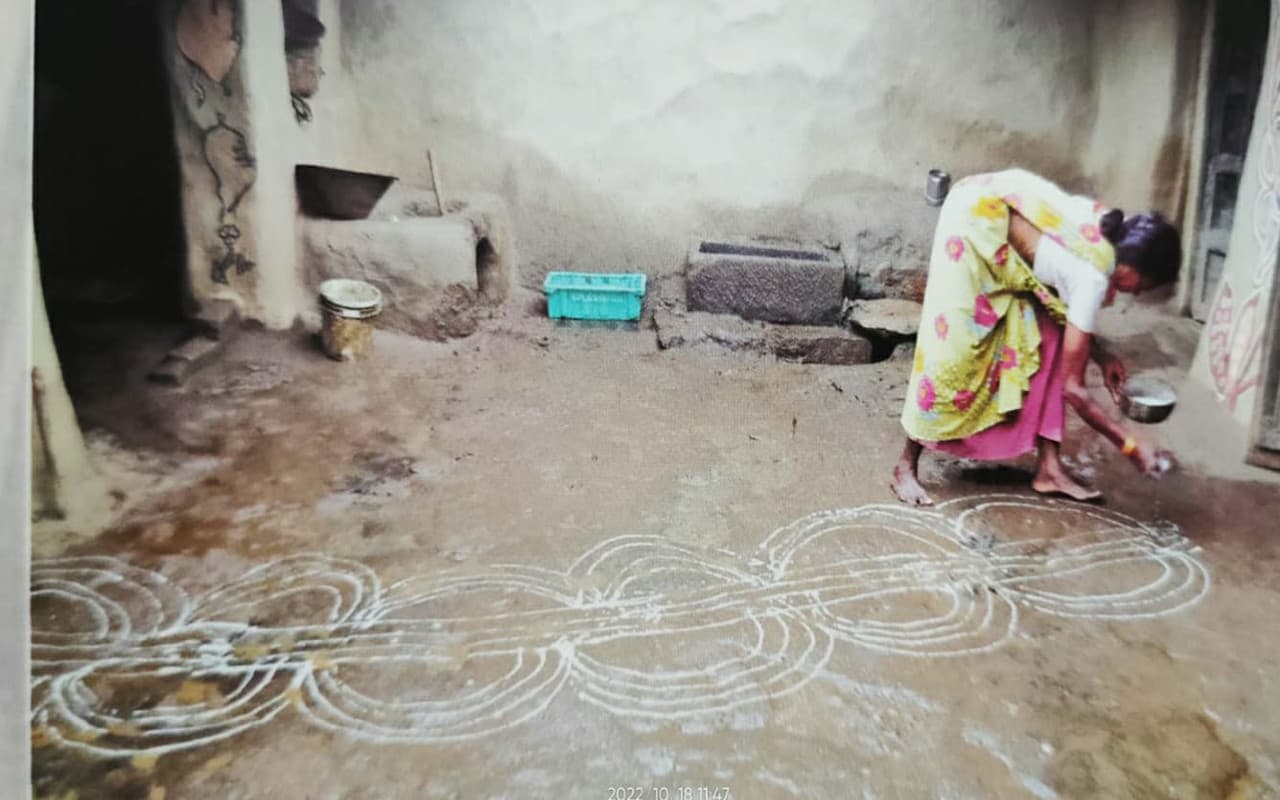 Sohrai 2022: गुमला के बिशुनपुर में ‘तहड़ी भात’ खाने की परंपरा, पशुओं को खिलाया जाता है ‘कुहंडी’