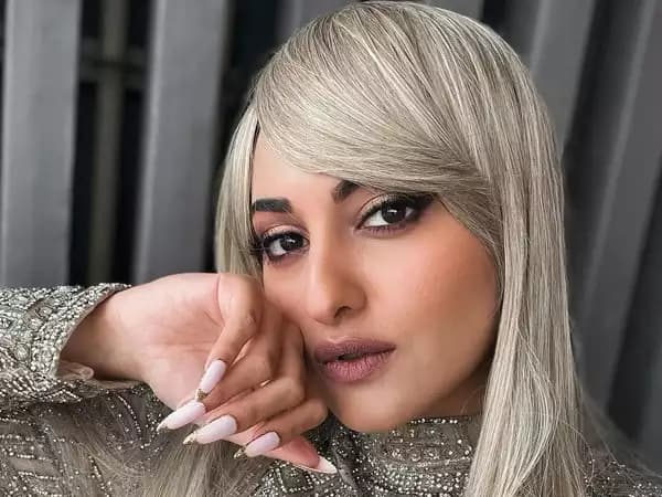 Sonakshi Sinha Blonde Look: सोनाक्षी सिन्हा ने नये लुक से फैंस को चौंकाया, यूजर्स बोले- आप पर काले बाल…