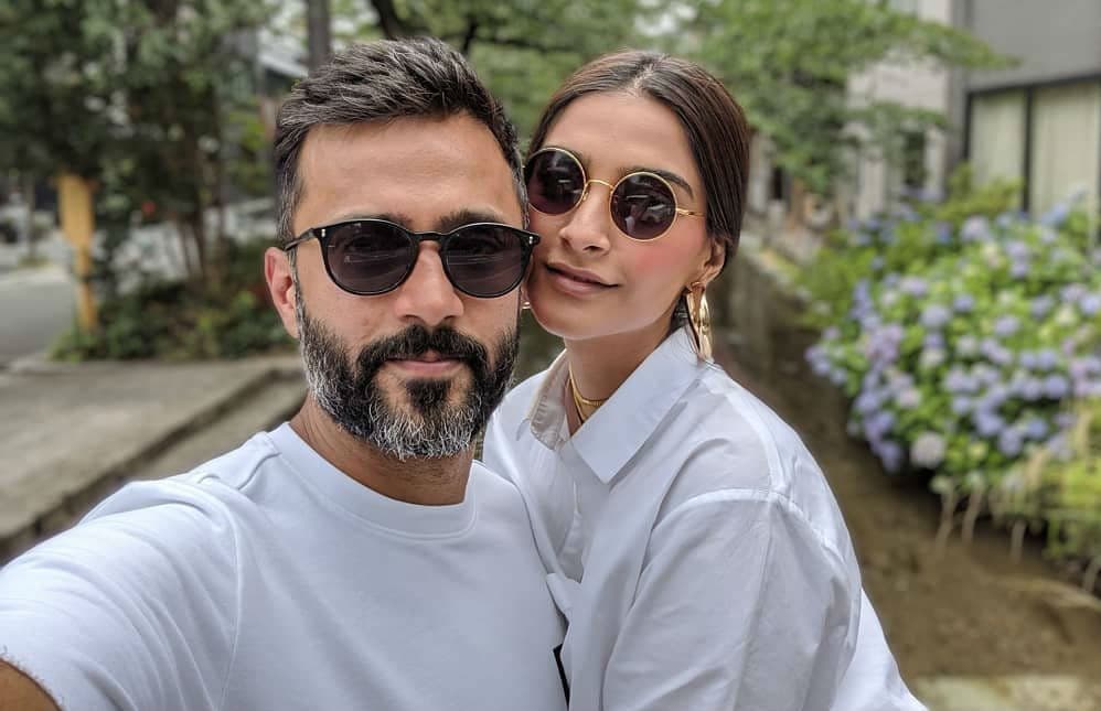 पति Anand Ahuja संग Sonam Kapoor की ये तसवीर हो रही तेजी से वायरल, आपने देखी ?
