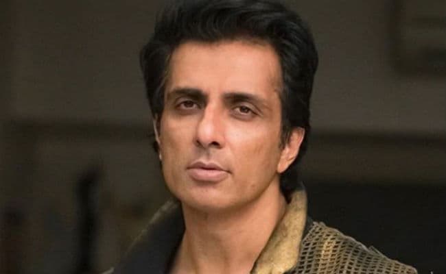 Sonu Sood: सोनू सूद के इस स्टंट पर रेलवे ने लगाई फटकार, एक्टर ने झट से मांगी माफी, जानें पूरा मामला