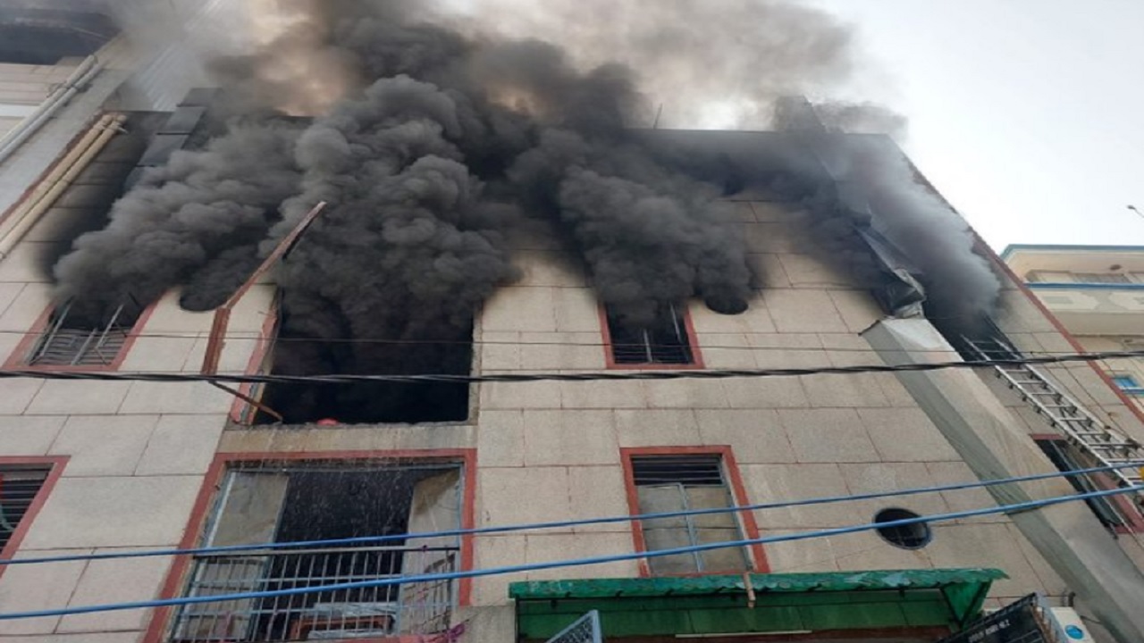 Bihar: दिल्ली के नरेला में चप्पल फैक्ट्री में लगी भीषण आग, बिहार के सोनू ठाकुर की भी मौत
