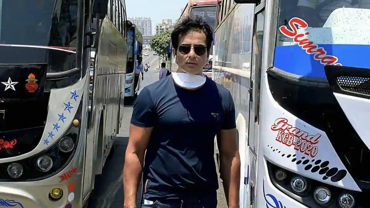 सोनू सूद ने की मजदूरों की मदद, शिवसेना ने कसा तंज- लॉकडाउन में एक नया महात्मा तैयार हो गया