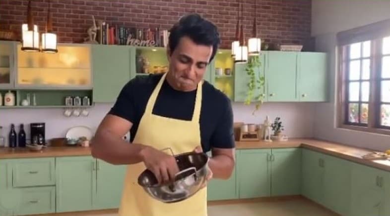 Birthday पर घर के बर्तन धोते नजर आएं Sonu Sood, वीडियो हुआ वायरल Birthday पर घर के बर्तन धोते नजर आएं Sonu Sood, वीडियो हुआ वायरल
