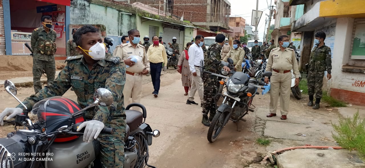 गुमला एसपी उतरे सड़क पर, मास्क नहीं पहनने वाले लोगों को फटकार लगाकर वसूला जुर्माना