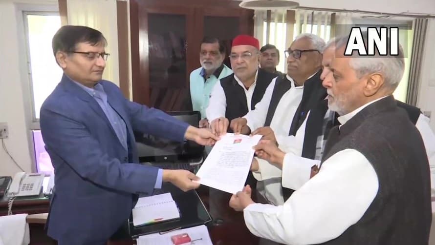 UP News: चुनाव आयोग से मिला सपा का डेलिगेशन, जसवंतनगर से DM और SSP को हटाने की मांग, लगाए ये गंभीर आरोप