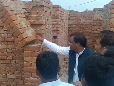 UP News: विधायक के हल्के धक्के से भर-भराकर गिरी निर्माणाधीन कॉलेज की दीवार, जिम्मेदारों पर लटकी तलवार