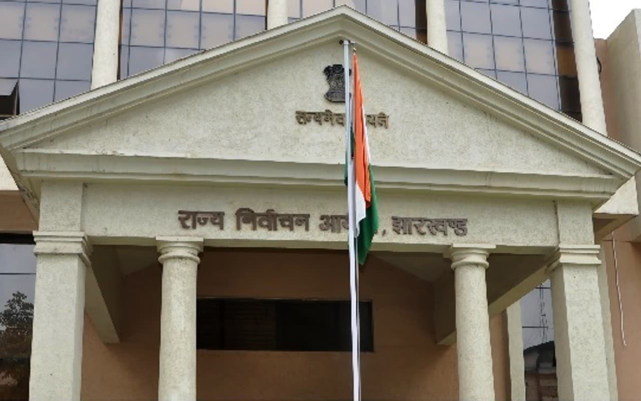 पहली-दूसरी क्लास के बच्चों को वोटर कार्ड बनाने के लिए आयोग ने भेजा फॉर्म 6, जमशेदपुर में अजीब-ओ-गरीब कारनामा