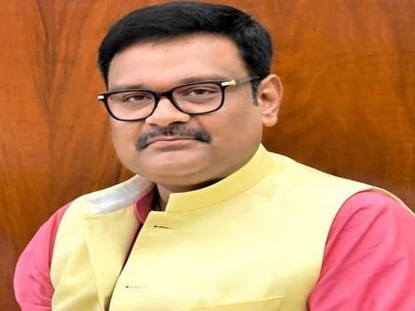 भाजपा सांसद सुब्रत पाठक एफआईआर दर्ज होने पर भड़के, पुलिस पर लगाए आरोप, अखिलेश यादव के सवाल से गरमाई सियासत