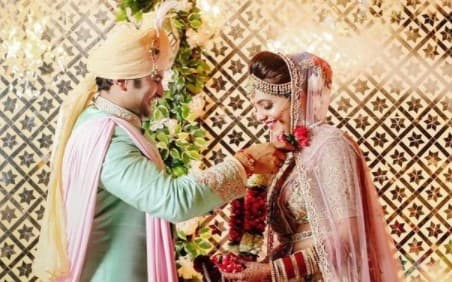 PHOTOS : सुगंधा मिश्रा ने की शादी की पहली तसवीर शेयर, कैप्शन देख फैंस कर रहे ऐसे कमेंट PHOTOS : सुगंधा मिश्रा ने की शादी की पहली तसवीर शेयर, कैप्शन देख फैंस कर रहे ऐसे कमेंट