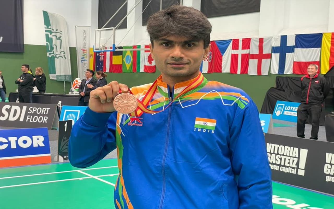 DM Suhas LY: नोएडा के डीएम सुहास एलवाई ने स्पेनिश पैरा बैडमिंटन में जीता कांस्य पदक, ट्विट कर जाहीर की खुशी
