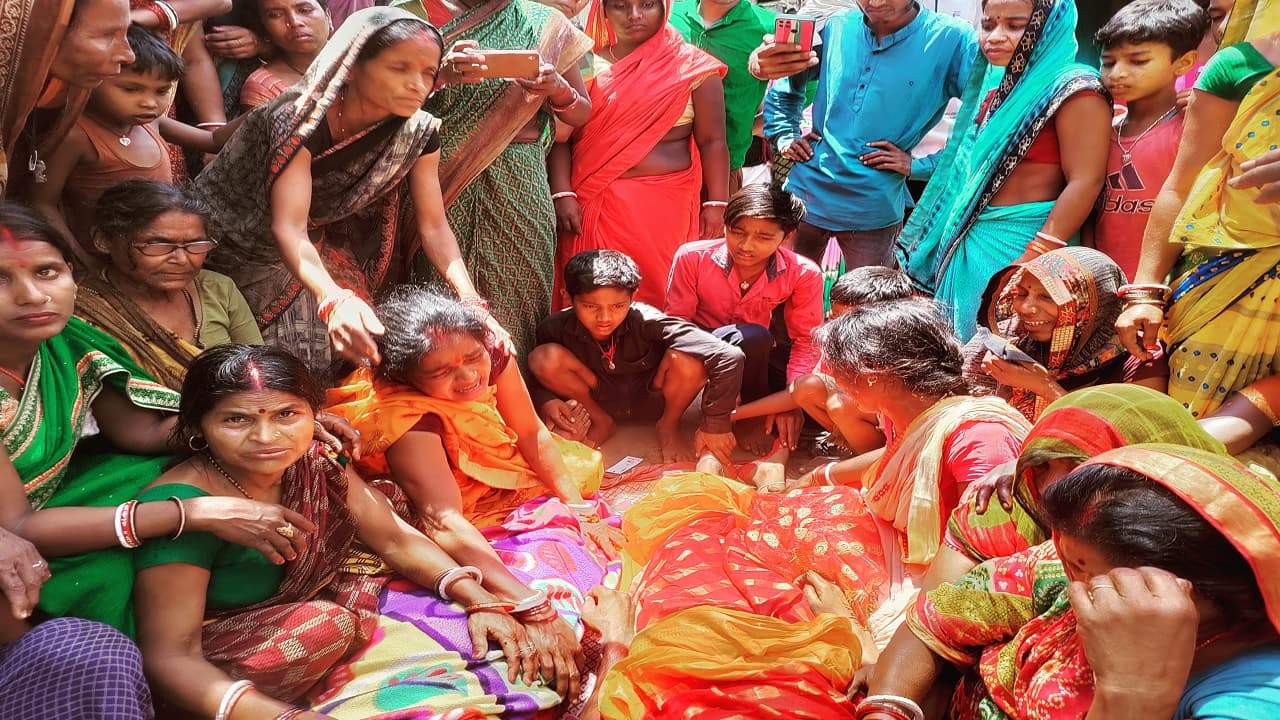 बिहार: कमरे में फंदे से झूलते पिता और जमीन पर पड़ा मां का शव, कटिहार में कर्ज ने 3 मासूमों को बनाया अनाथ
