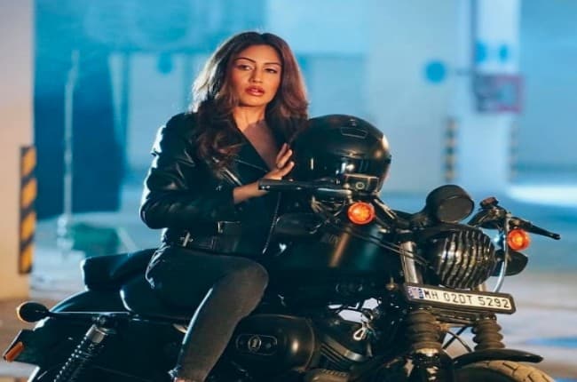 Naagin फेम Surbhi Chandna का स्टाइलिश लुक करने लगा फैंस को हैरान, इंस्टा यूजर ने कहा हमारा तो दिल फिसला . . .