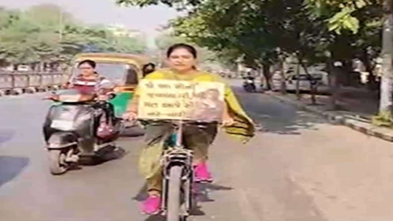 Gujarat Election 2022 Voting: सूरत की महापौर का अनोखा अंदाज, साइकिल से वोट डालने पोलिंग बूथ पहुंची हेमाली