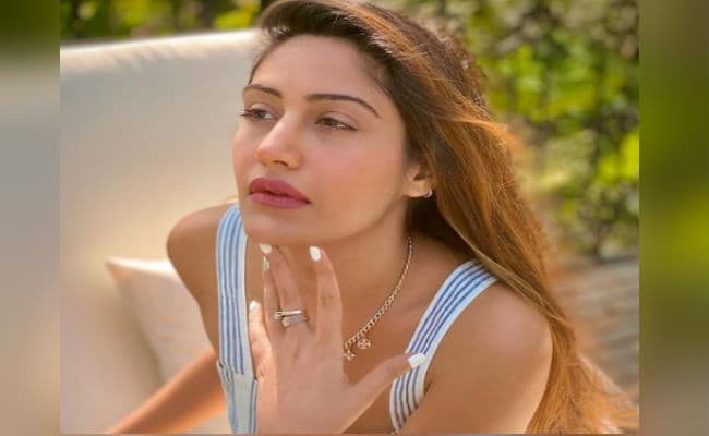 सुरभि चंदना ने व्हाइट ड्रेस में शेयर की ये ग्लैमरस तसवीरें, पूल किनारे दिखा हॉट अंदाज