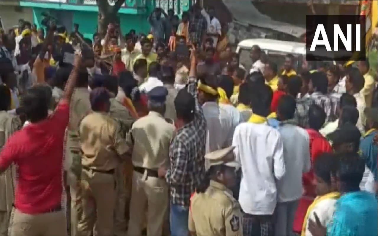 आंध्र प्रदेश: चित्तूर में टीडीपी कार्यकर्ताओं पर लाठीचार्ज, पार्टी की मंडल महिला अध्यक्ष घायल, हालत नाजुक