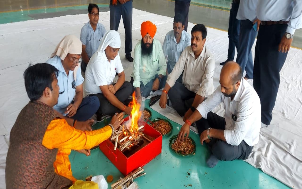 Vishwakarma Puja 2023: टाटा मोटर्स में हुई भगवान विश्वकर्मा की पूजा, कर्मियों को आज मिलेगा अलग-अलग कूपन Vishwakarma Puja 2023: टाटा मोटर्स में हुई भगवान विश्वकर्मा की पूजा, कर्मियों को आज मिलेगा अलग-अलग कूपन