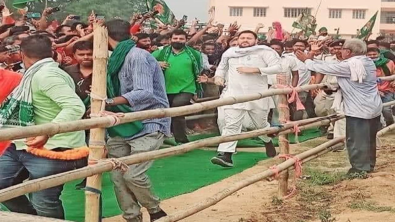 PHOTOS: लालू यादव के समान बढ़ता जा रहा तेजस्वी यादव का क्रेज, जहां खड़े होते वहां उमड़ जाती है भीड़
