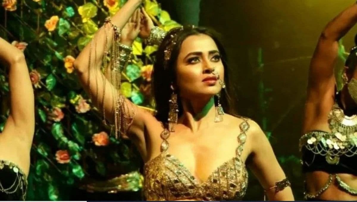 Exclusive: तुलना करने की जरूरत नहीं मैं खुद मानती हूं कि मौनी रॉय मुझसे ज़्यादा हॉट हैं- तेजस्वी प्रकाश