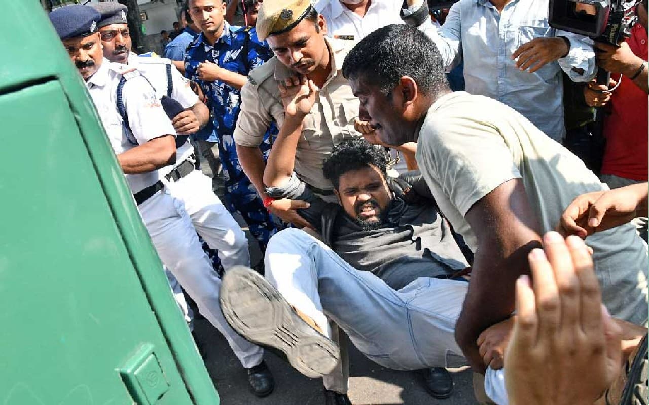 टेट उम्मीदवारों ने नौकरी की मांग करते हुए सड़क पर किया हंगामा, पुलिस के साथ हुई धक्का-मुक्की