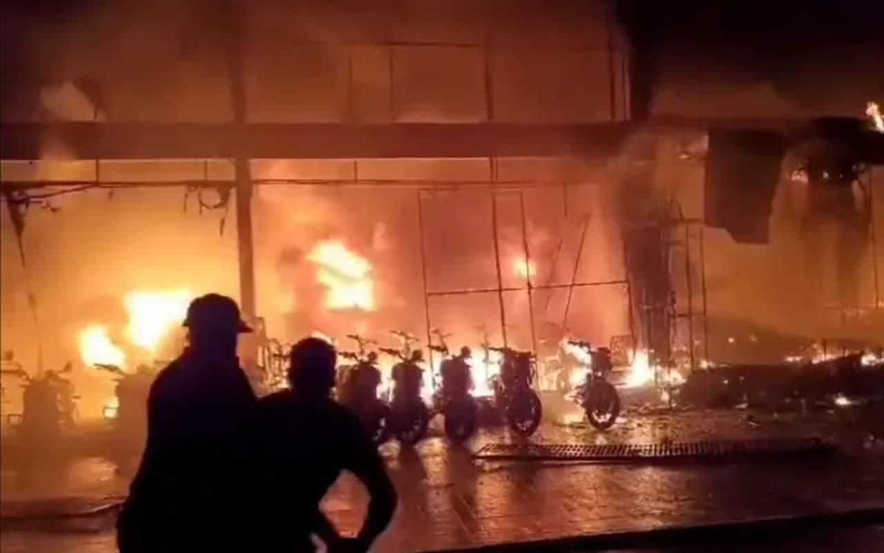 Video: बाइक शोरूम में लगी भीषण आग, 500 से ज्यादा बाइक जलकर खाक