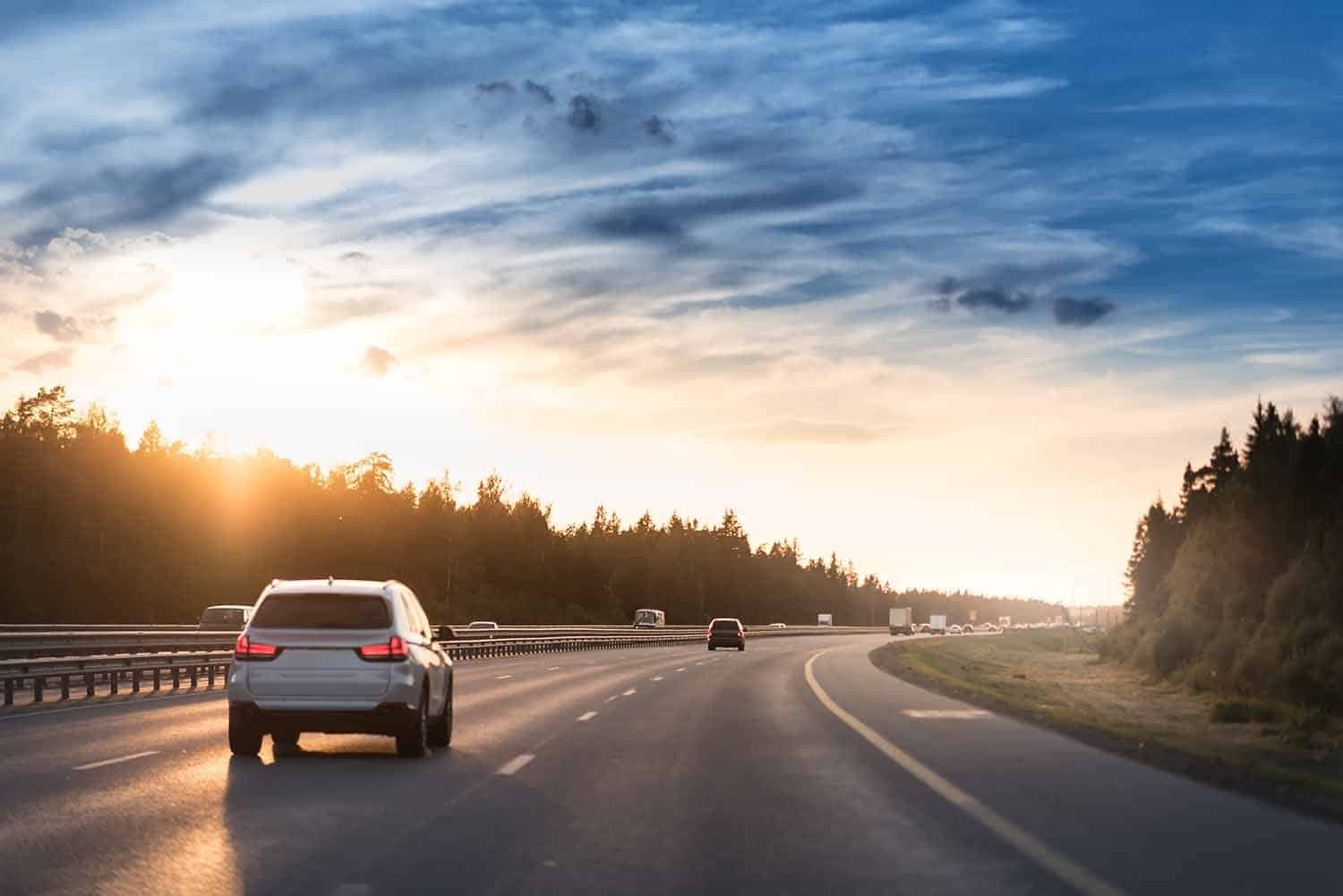 Long Drive Tips: लंबे सफर पर निकलने से पहले चेक कर लें अपनी कार, कहीं रास्ते में ना पड़ जाए पछताना!