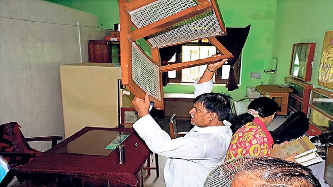 रणभूमि बना तिलकामांझी भागलपुर विश्विद्यालय, हड़ताल के दौरान कर्मियों ने कुर्सी-टेबल जमीन पर पटक कर तोड़ा