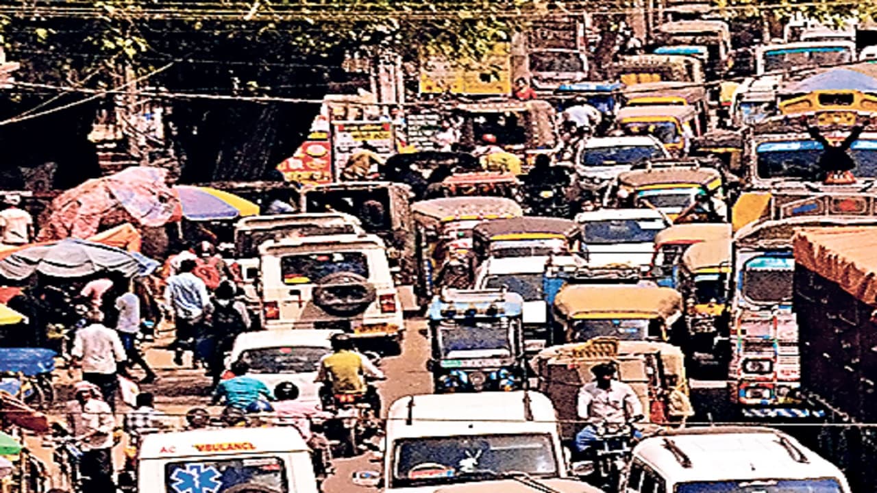 रांची में हर साल बढ़ रहे करीब 1 लाख वाहन, सड़कों की चौड़ाई जस की तस, पढ़ें पूरी रिपोर्ट