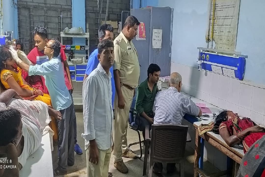 सारण में अग्निपथ योजना को लेकर उपद्रवियों का तांडव, विधायक आवास पर तोड़-फोड़, ट्रेन में भी की आगजनी