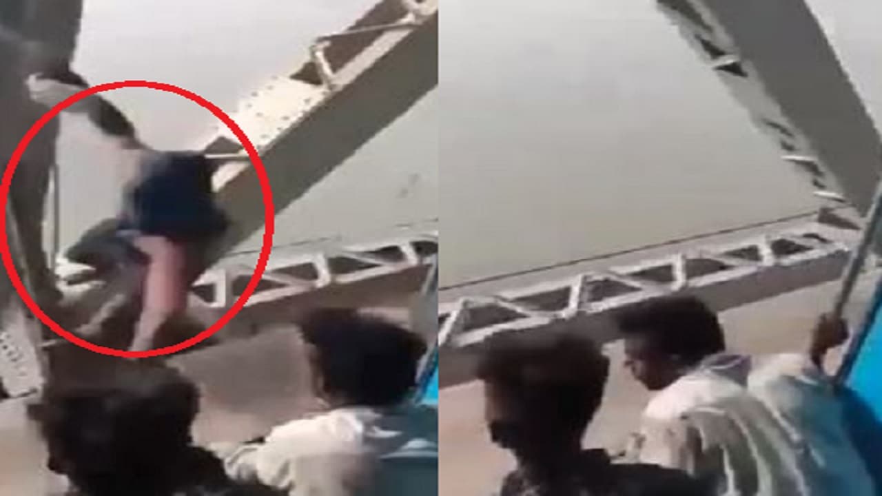VIDEO: बिहार में ट्रेन की बोगी के गेट पर बैठकर मोबाइल चलाना पड़ा महंगा, देखें पुल पर कैसे मारा झपट्टा