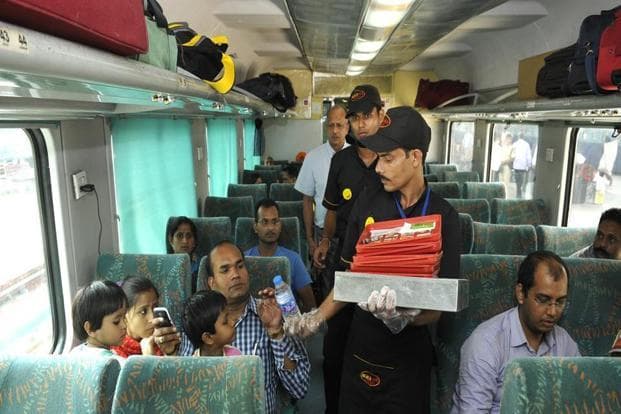 IRCTC/Indian Railway News: ट्रेन टिकटों में भोजन का शुल्क शामिल नहीं, सीट पर मंगा सकते हैं मनपसंद खाना