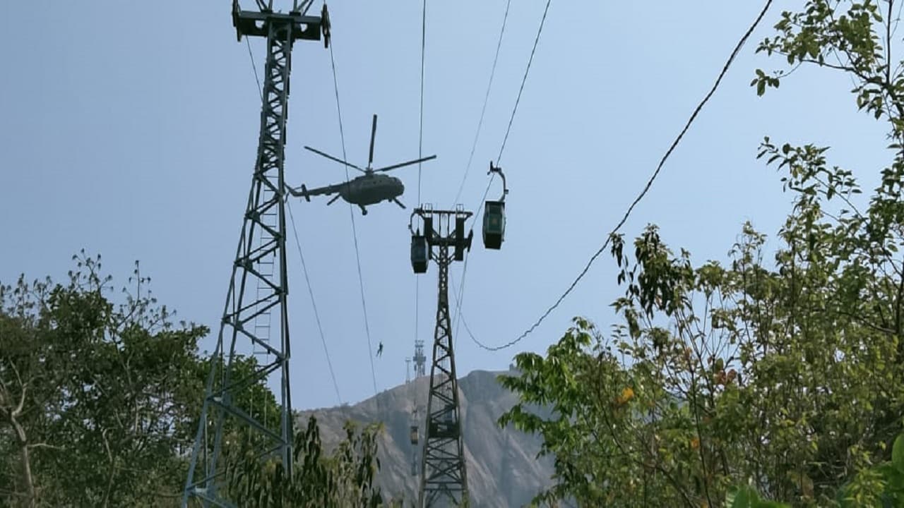 झारखंड का त्रिकूट रोपवे हादसा: NDRF के साथ हेलिकॉप्टर से रेस्क्यू कर रही वायु सेना, अब भी फंसे हैं 48 लोग