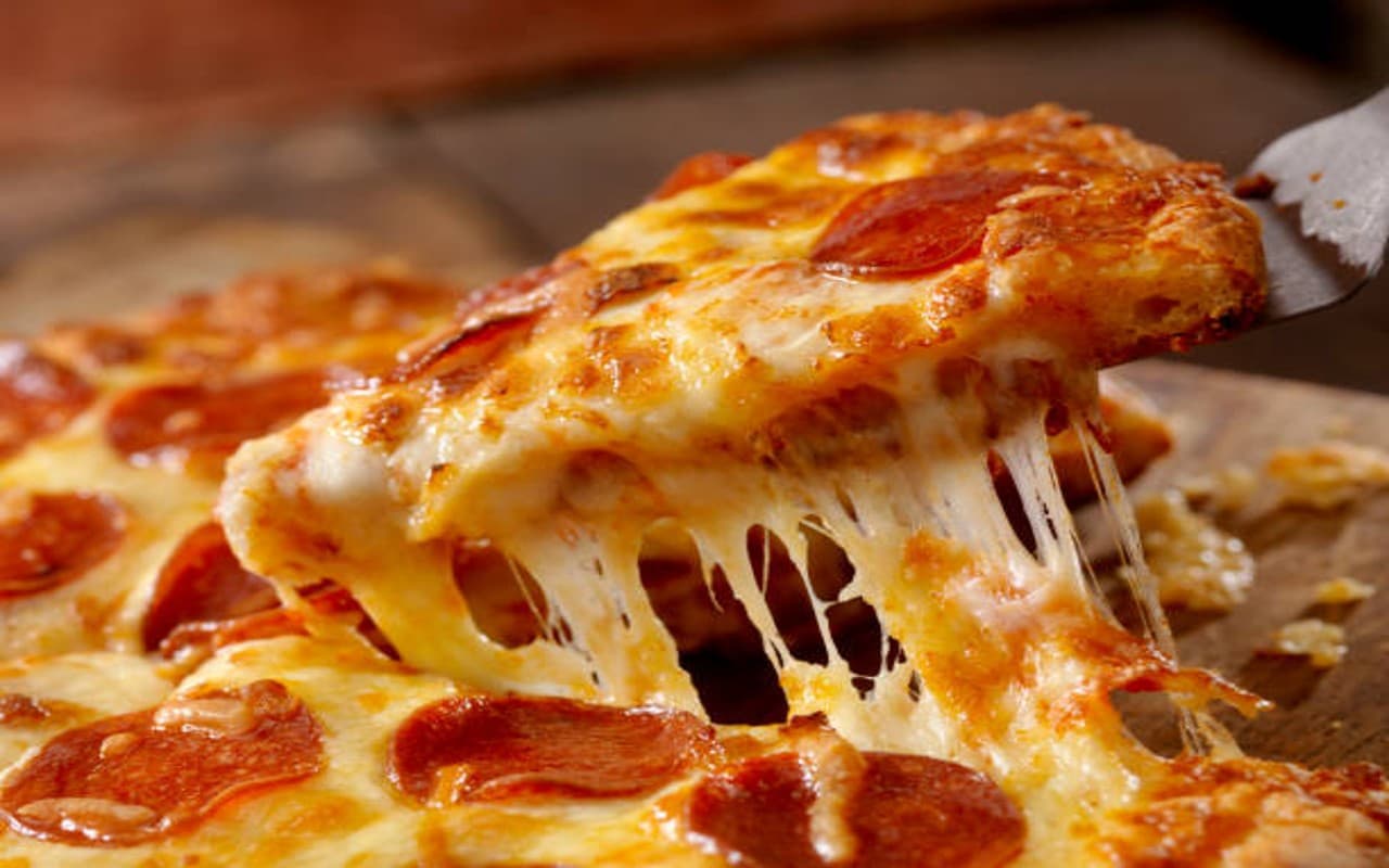 Side Effects of Pizza: पिज्जा खाने के शौकीन हो सावधान! जान लें इससे होने वाले नुकसान