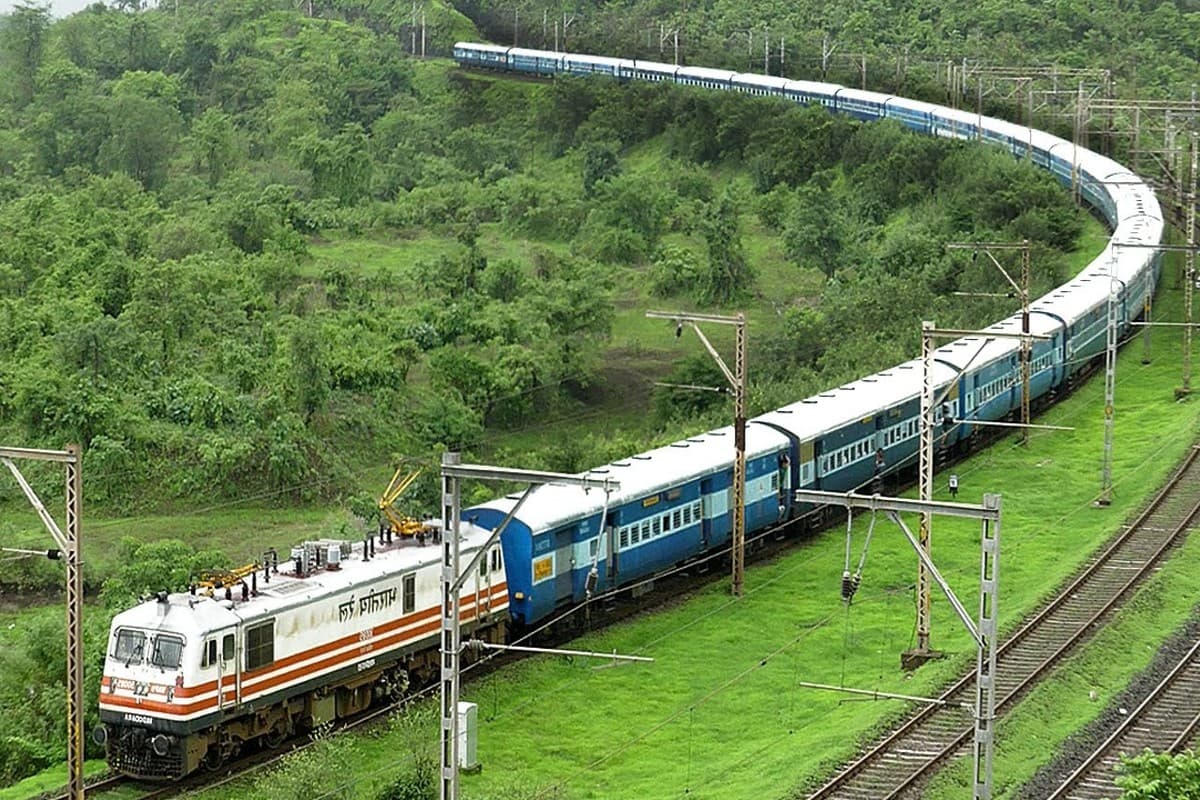 Indian Railways: चलती हुई ट्रेन में चेन पुलिंग के क्या है नियम, यहां जानिए पूरी डिटेल