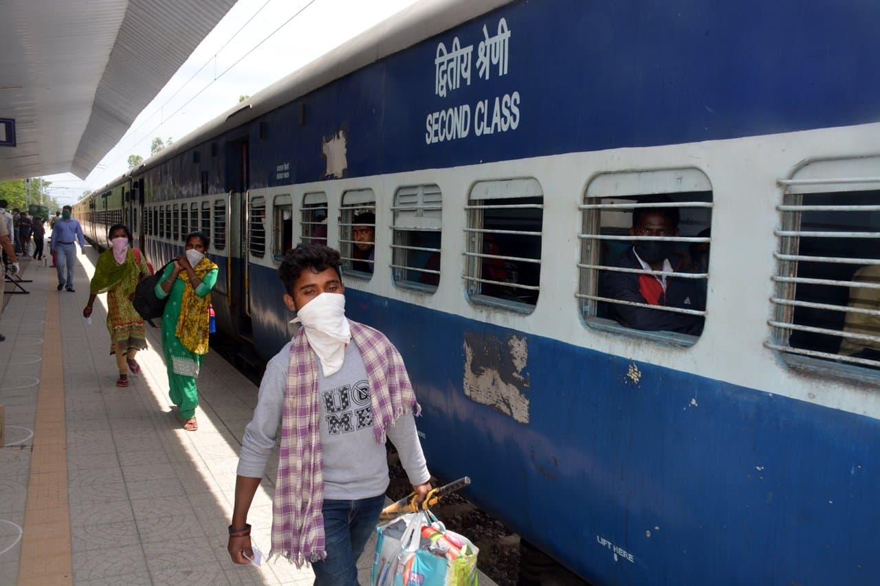 डेढ़ महीने बाद रेलवे ने फिर भरी सांस, जानें कैसा रहा है सफर