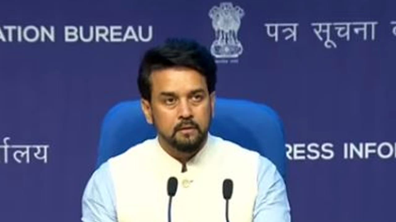 Varanasi News: काशी पहुंचे खेल मंत्री अनुराग ठाकुर, खिलाड़ियों के साथ टेनिस खेलते आए नजर