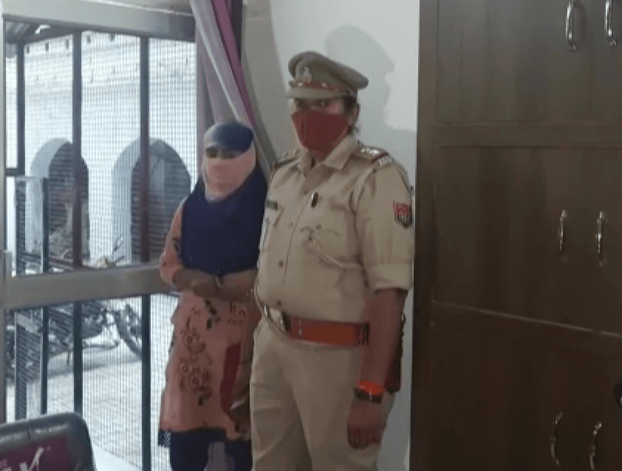 UP : 25 स्कूलों में एक साथ फर्जी तरीके से पढ़ाने वाली शिक्षिका गिरफ्तार, एक साल में कमाये थे एक करोड़